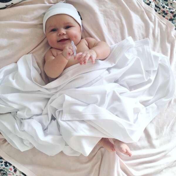 MJÖLK Swaddle Blanket White 118x85cm - Image 3